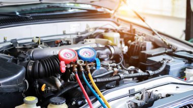 Araç havalandırma kontrol servisi, sızıntı tespit, soğutucuyu doldur. Uzman teknisyenler tarafından arabada soğutma aleti ve sayaç..