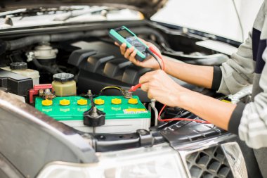 Tamirci, araç elektrik sistemini kullanım süresine göre inceliyor..