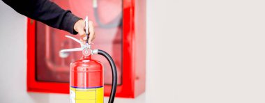 Mühendis Endüstriyel yangın kontrol sistemini, yangın alarmı kontrolörünü, yangın uyarıcısını, yangın söndürme sistemini kontrol ediyor. Yangın durumunda sistem hazır..