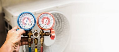 Açık hava ünitesi kompresörü binanın dışına kuruluyor..