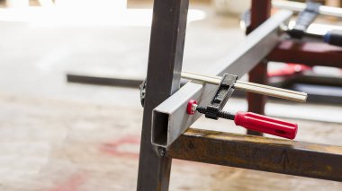 C-klemp, C şeklinde iş parçası, hem ahşap hem de çelik kullanılabilir. C-şekli kıskaçlar, D.I.y konsepti.