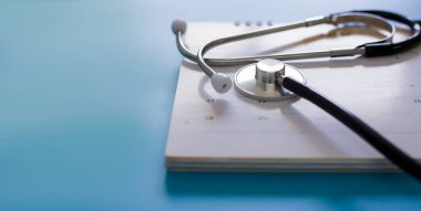 Stetoskop ve takvim sayfası ahşap masa medikal konsepti