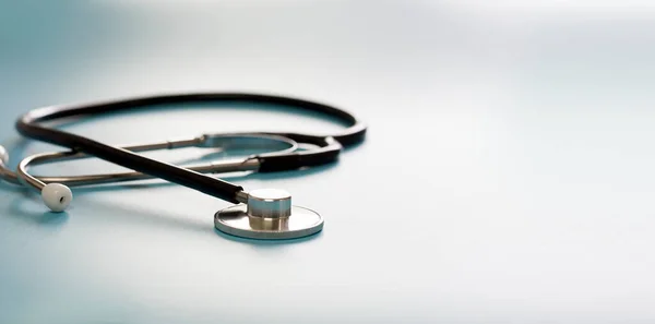 Siyah steteskop, sağlık hizmeti konsepti.