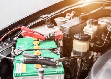 Arabanın aküsünü akü kabloları ile şarj et..