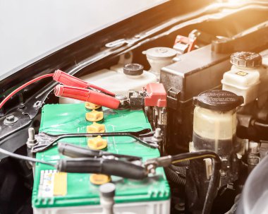 Arabanın aküsünü akü kabloları ile şarj et..