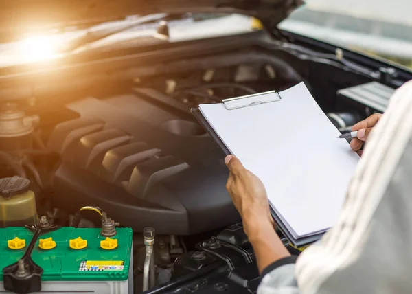 Reparador Mecánico Automóviles Comprobar Motor Coche Con Inspección Escritura Portapapeles —  Fotos de Stock