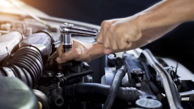 Tamirci tamircide araba tamiri yapıyor..