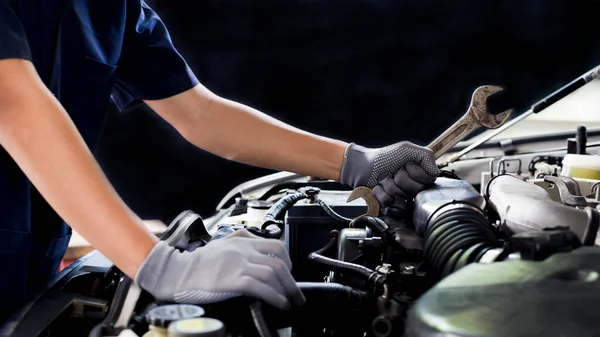 Mechanik Samochodowy Naprawia Samochód Warsztacie — Zdjęcie stockowe