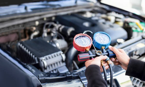 Araç havalandırma kontrol servisi, sızıntı tespit, soğutucuyu doldur. Uzman teknisyenler tarafından arabada soğutma aleti ve sayaç..