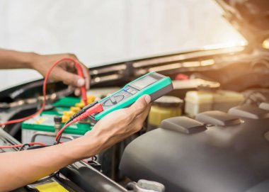 Aracın elektrik sistemi bakım konseptini denetleyen mühendis..