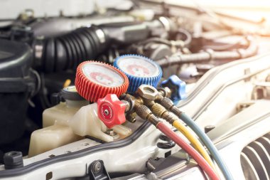 Araç havalandırma kontrol servisi, sızıntı tespit, soğutucuyu doldur. Uzman teknisyenler tarafından arabada soğutma aleti ve sayaç..