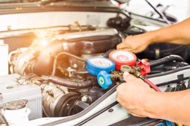 Araç havalandırma kontrol servisi, sızıntı tespit, soğutucuyu doldur. Uzman teknisyenler tarafından arabada soğutma aleti ve sayaç..