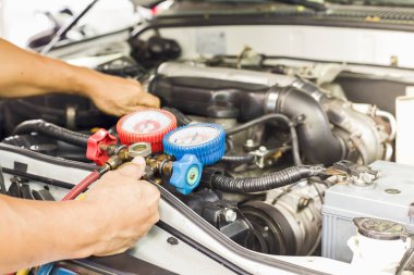 Araç havalandırma kontrol servisi, sızıntı tespit, soğutucuyu doldur. Uzman teknisyenler tarafından arabada soğutma aleti ve sayaç..