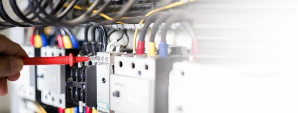 Elektrik mühendisi, kabine kontrolündeki voltaj ve elektrik hattının akımını ölçen bir testçi..