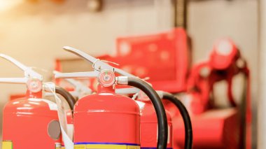 Kırmızı yangın söndürücü, acil bir yangın durumunda kullanılmak üzere hazır..