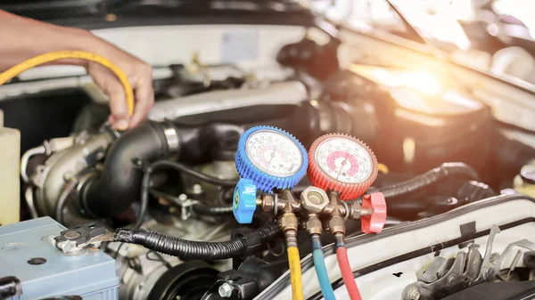 Araç havalandırma kontrol servisi, sızıntı tespit, soğutucuyu doldur. Uzman teknisyenler tarafından arabada soğutma aleti ve sayaç..