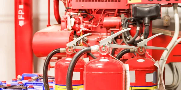 Vörös Tűzoltó Készülék Használatra Kész Beltéri Tűzveszély Esetén — Stock Fotó