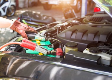 Arabanın aküsünü akü kabloları ile şarj et..