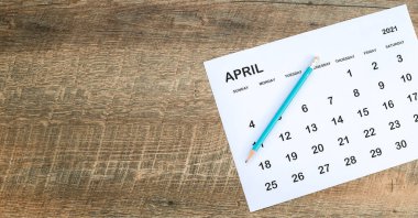 Planlama konusunda kahverengi masanın üzerindeki takvimi kapat.