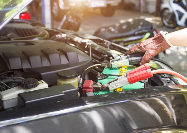 Primer Plano Carga Batería Del Coche Con Electricidad Través Cables —  Fotos de Stock