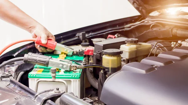 Primer Plano Carga Batería Del Coche Con Electricidad Través Cables —  Fotos de Stock