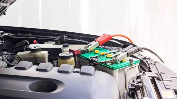 Close Charging Car Battery Electricity Jumper Cables — Stock Photo, Image