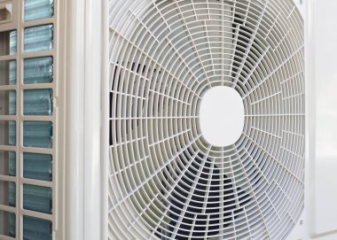 Havalandırma ünitesi kompresörü evin dışına yerleştirildi. Merkezi havalandırma sistemlerinde yoğunlaştırıcı ünitesi kuruldu..