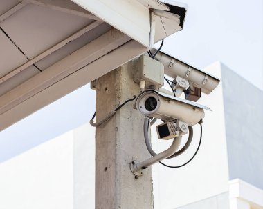 Binanın güvenlik konsepti dışına yerleştirilmiş CCTV kameraları.