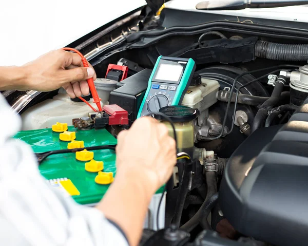 Tekniker Kontrollerar Bilbatteriet För Tillgänglighet — Stockfoto