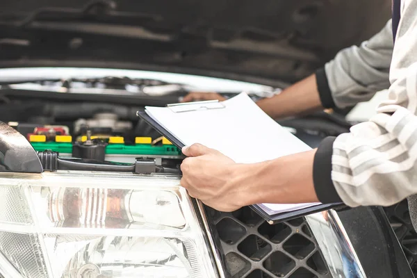 Tekniker Kontrollerar Bilbatteriet För Tillgänglighet — Stockfoto