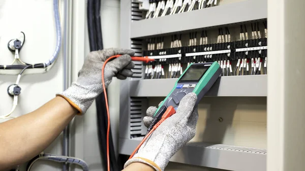 Villamosmérnök Rendszeresen Ellenőrzi Elektromos Vezérlőszekrény Működését Karbantartás Céljából — Stock Fotó