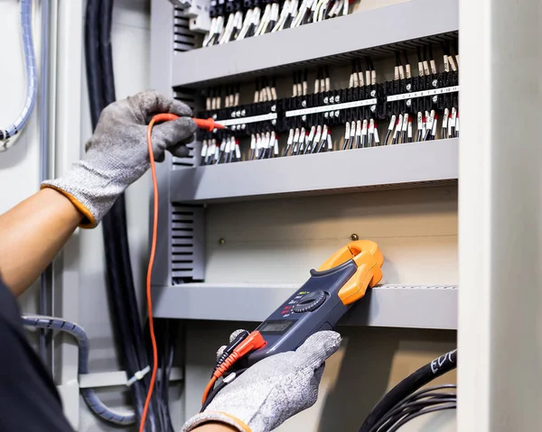 Villamosmérnök Rendszeresen Ellenőrzi Elektromos Vezérlőszekrény Működését Karbantartás Céljából — Stock Fotó