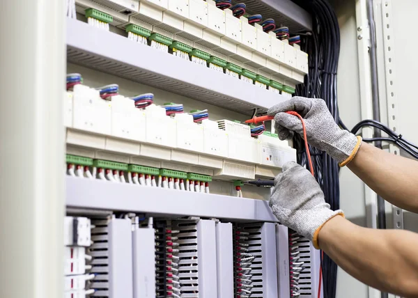 Ingénieur Électricien Teste Régulièrement Fonctionnement Armoire Commande Électrique Pour Maintenance — Photo