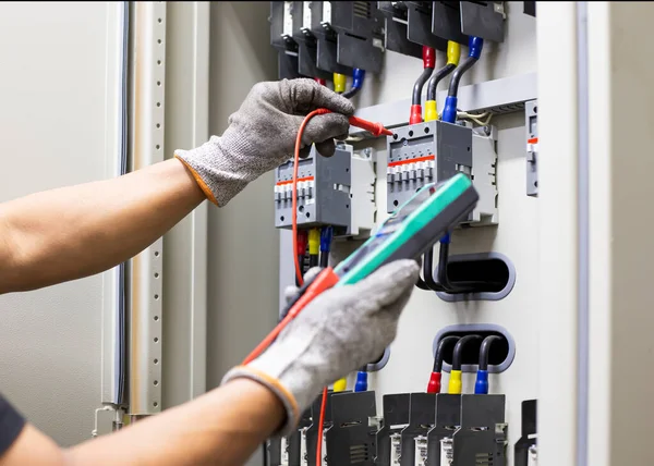 Elektrisk Ingenjör Testar Regelbundet Driften Det Elektriska Styrskåpet För Underhåll — Stockfoto