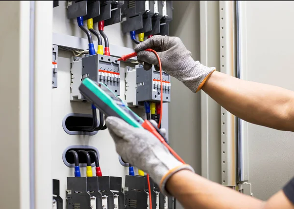 Elektrisk Ingenjör Testar Regelbundet Driften Det Elektriska Styrskåpet För Underhåll — Stockfoto