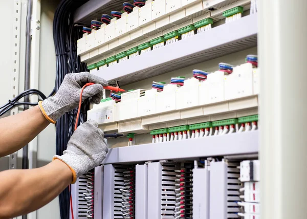 Ingénieur Électricien Teste Régulièrement Fonctionnement Armoire Commande Électrique Pour Maintenance — Photo