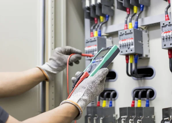 Engenheiro Elétrico Testa Funcionamento Gabinete Controle Elétrico Uma Base Regular — Fotografia de Stock