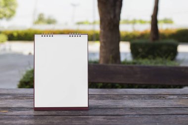 Masa takvimi boş kağıt alanı, tahta zemin üzerinde boş kağıt masaüstü spiral takvimi