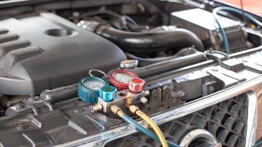 Araç havalandırma kontrol servisi, sızıntı tespit, soğutucuyu doldur. Uzman teknisyenler tarafından arabada soğutma aleti ve sayaç..