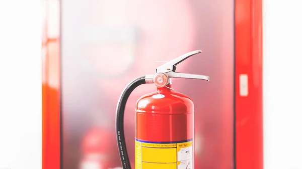 Den Röda Brandsläckaren Klar Att Användas Händelse Brandnödsituation Inomhus — Stockfoto