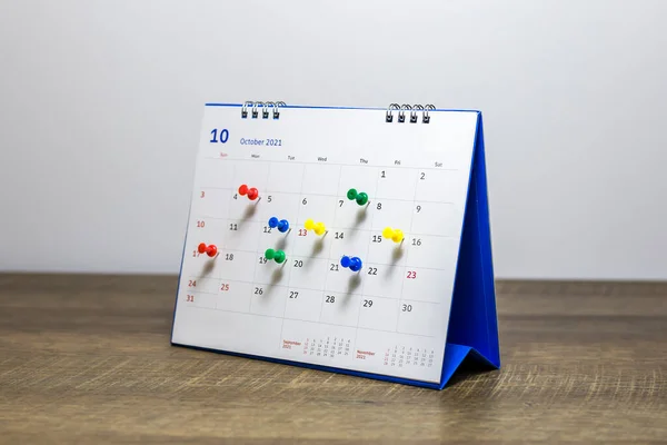 グレーの背景を持つ表のカレンダーの終了ビジネスミーティングや旅行計画のアイデアの計画 — ストック写真