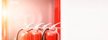 Kırmızı yangın söndürücü, acil bir yangın durumunda kullanılmak üzere hazır..