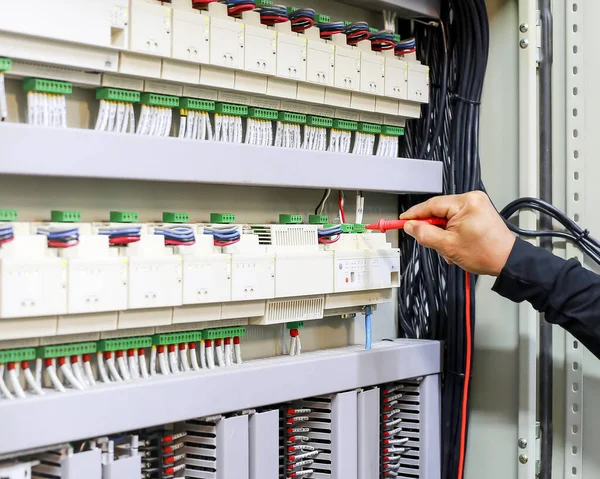 Ingeniero Eléctrico Está Investigando Concepto Mantenimiento Del Gabinete Control Eléctrico —  Fotos de Stock