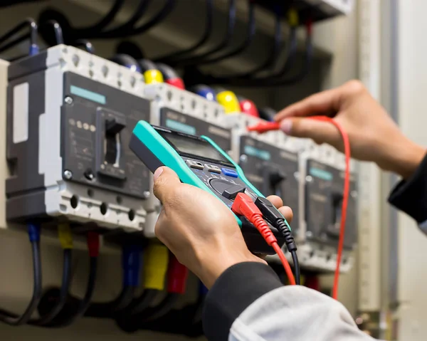 Ingeniero Eléctrico Está Investigando Concepto Mantenimiento Del Gabinete Control Eléctrico —  Fotos de Stock