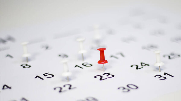 Булавка на календаре указывает график, концепцию планирования.