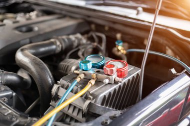 Araç havalandırma kontrol servisi, sızıntı tespit, soğutucuyu doldur. Uzman teknisyenler tarafından arabada soğutma aleti ve sayaç..