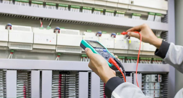 Elektriker Ingenieur Arbeitsprüfer Misst Spannung Und Strom Der Stromleitung Der — Stockfoto