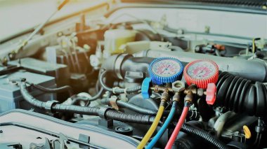 Araç havalandırma kontrol servisi, sızıntı tespit, soğutucuyu doldur. Uzman teknisyenler tarafından arabada soğutma aleti ve sayaç..