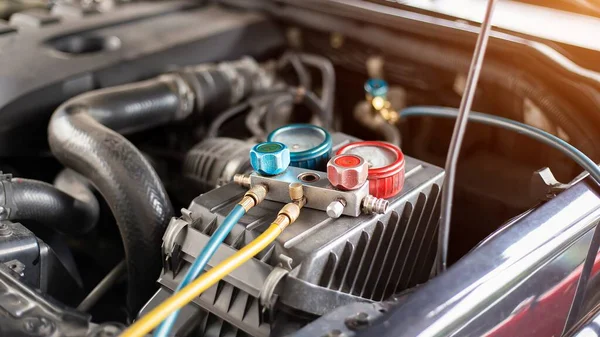 Araç havalandırma kontrol servisi, sızıntı tespit, soğutucuyu doldur. Uzman teknisyenler tarafından arabada soğutma aleti ve sayaç..