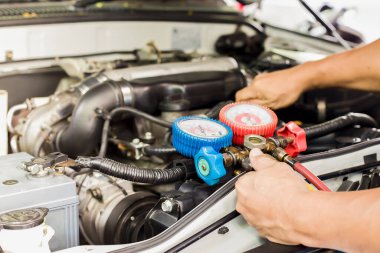 Araç havalandırma kontrol servisi, sızıntı tespit, soğutucuyu doldur. Uzman teknisyenler tarafından arabada soğutma aleti ve sayaç..